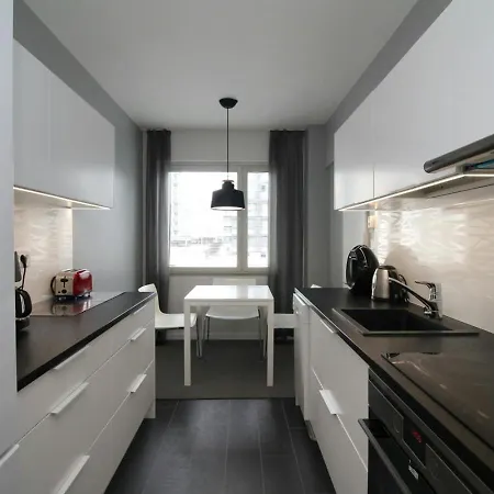 Spacious For 4 In District Vi شقة *